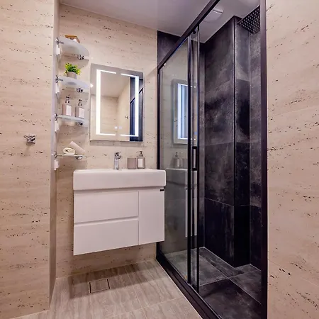 アパート Elegant And Classic 2bd With Free Parking By Apartmax ヴァルナ