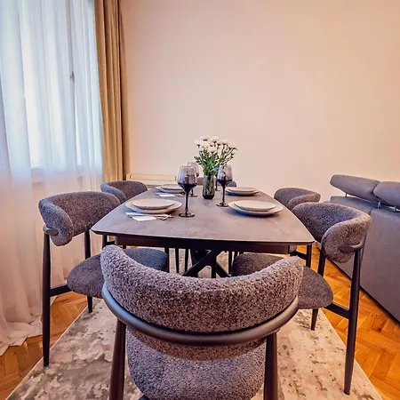 Elegant And Classic 2bd With Free Parking By Apartmax アパート ヴァルナ